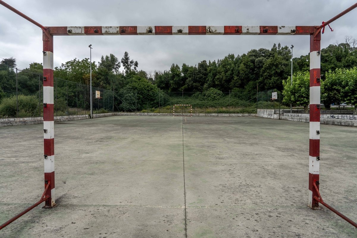 Camargo renovará la pista del barrio Santiago de Revilla y mejorará el cerramiento y la iluminación