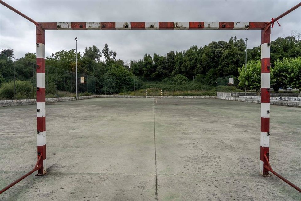 Archivo - Camargo renovará la pista del barrio Santiago de Revilla y mejorará el cerramiento y la iluminación