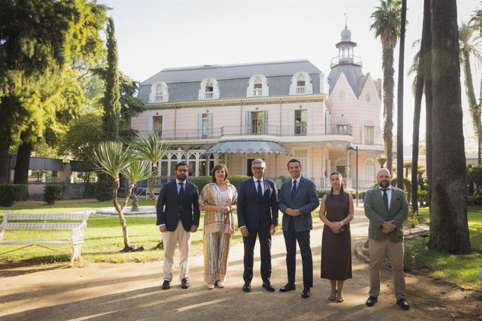 Reunión del vicepresidente segundo y consejero de Turismo, Justicia, Desregulación y Administración Local, Manuel Gavira, y el alcalde de Córdoba, José María Bellido.