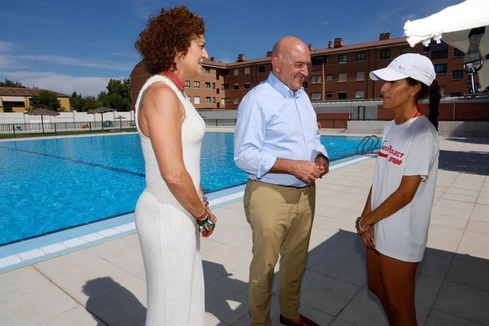 Mayte Martínez (i), Jesús Julio Carnero y una socorrista, durante su visita a Riosol.