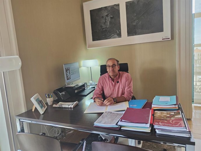 Rafael Mateos, alcalde de Cáceres, en su despacho