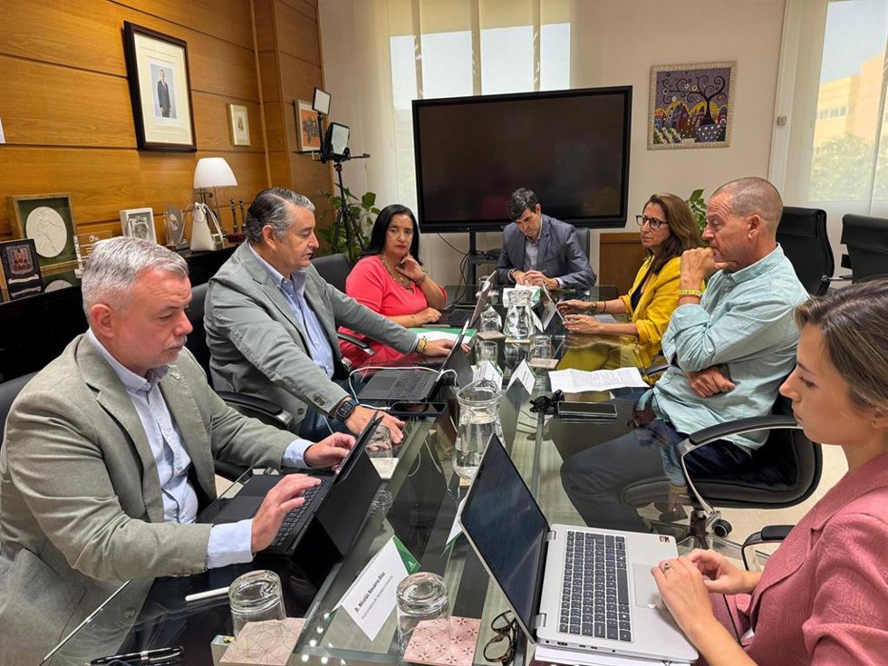 El vicepresidente y consejero Antonio Sanz, en un momento de la reunión mantenida con representantes de UGT Andalucía.
