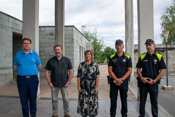 La alcaldesa de Errenteria en el cementerio.