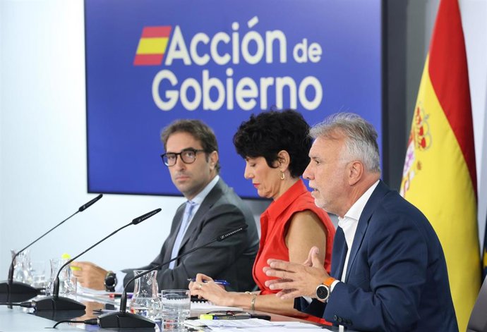 El vicepresidente primero y ministro de Economía, Comercio y Empresa, Carlos Cuerpo; la ministra de Inclusión, Seguridad Social y Migraciones y portavoz del Gobierno, Elma Saiz, y el ministro de Política Territorial y Memoria Democrática, Ángel Víctor Tor