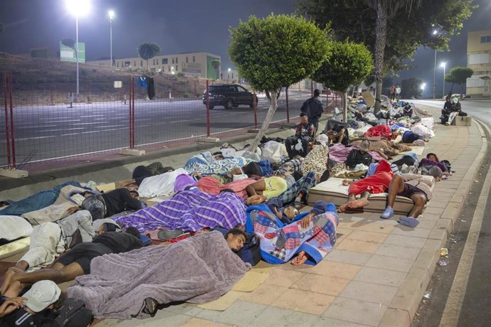 Decenas de migrantes continúan durmiendo en los alrededores de Loma Colmenar, a 1 de septiembre de 2026, en Ceuta (España). 