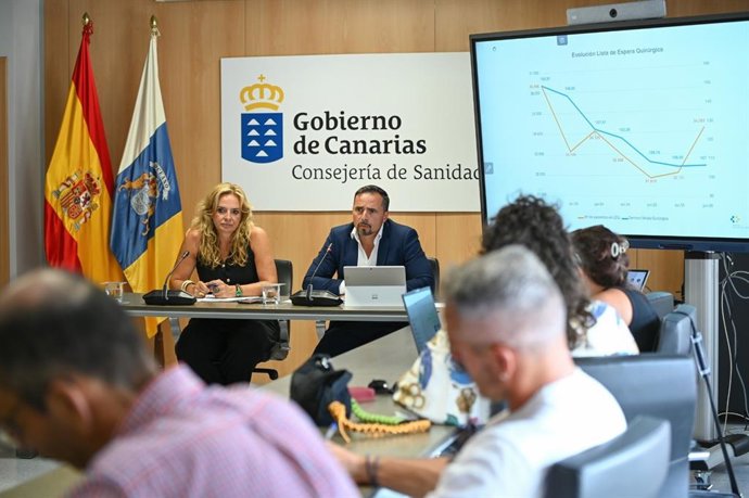 La consejera de Sanidad del Gobierno de Canarias, Esther Monzón, y el director del Servicio Canario de la Salud, Adasat Goya