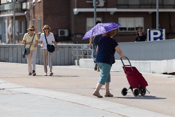 Archivo - Una persona se refugia del sol con un paraguas, a 6 de julio de 2026, en Madrid (España). La Agencia Estatal de Meteorología (Aemet) pronostica para este lunes, 6 de julio, el día álgido del episodio de ola de calor que afecta a España, con temp