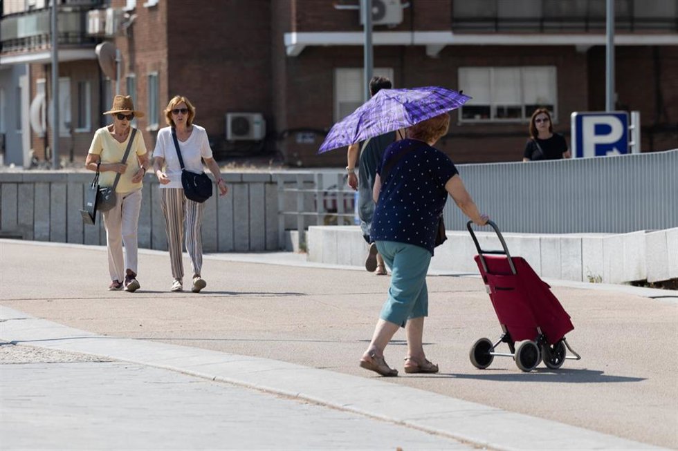Archivo - Una persona se refugia del sol con un paraguas, a 6 de julio de 2026, en Madrid (España). La Agencia Estatal de Meteorología (Aemet) pronostica para este lunes, 6 de julio, el día álgido del episodio de ola de calor que afecta a España, con temp