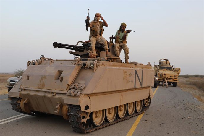 Archivo - HAJJAH, March 14, 2021  -- Soldiers of the Yemeni government sit on an armored vehicle as they launch an offensive against the Houthi rebels in Abs district, Hajjah province, Yemen on March 12, 2021. The Yemeni army backed by the Saudi-led coali