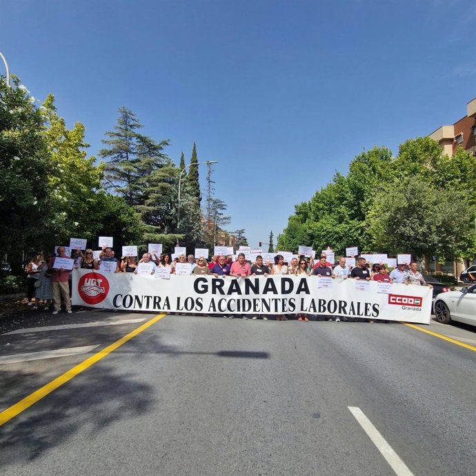 Concentración sindical tras la muerte de un trabajador en las obras de una pasarela en el paraje conocido como 'Tajo Colorao' de Lanjarón (Granada).