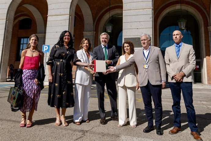 El presidente del Gobierno de Aragón, Jorge Azcón; las alcaldesas de Zaragoza, Natalia Chueca; de Teruel, Emma Buj; y de Huesca, Lorena Orduna, presentan en la sede del Ministerio de Transportes.