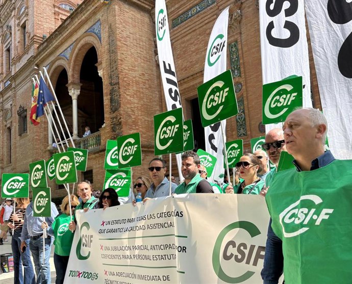 Archivo - Imagen de archivo de una concentración de CSIF-A en Sevilla, para reclamar mejoras en el Estatuto Marco.