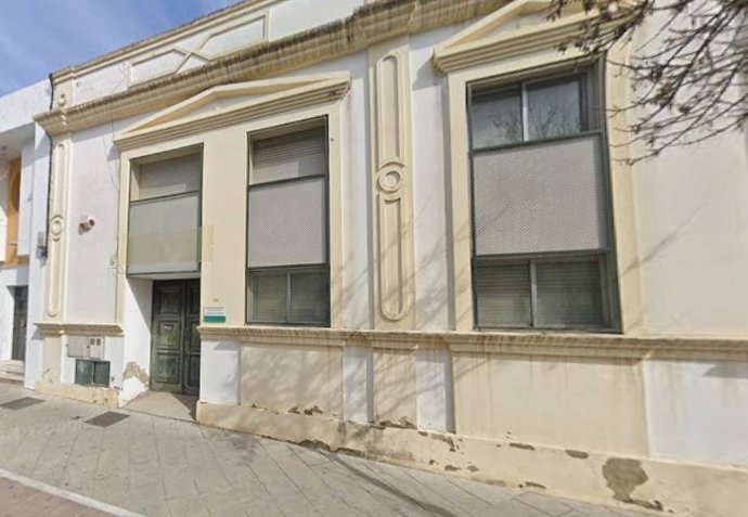 Fachada de la antigua Escuela Oficial de Idiomas, en la calle Taxdirt de Jerez de la Frontera (Cádiz)