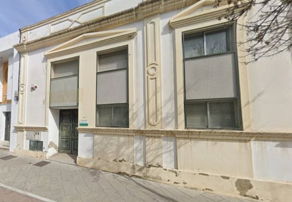 Fachada de la antigua Escuela Oficial de Idiomas, en la calle Taxdirt de Jerez de la Frontera (Cádiz)