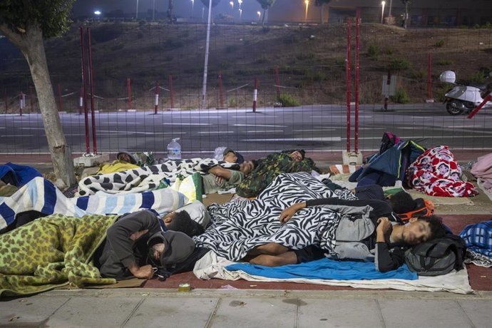 Migrantes durmiendo en los alrededores de Loma Colmenar, en Ceuta