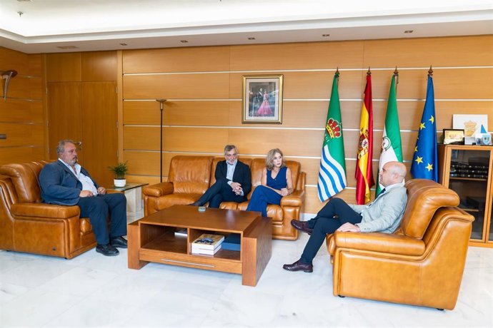 Reunión entre el presidente de la Diputación de Almería, José Antonio García Alcaina, y la alcaldesa de El Ejido, Julia Ibáñez.