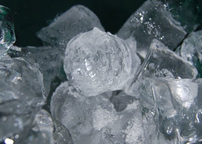 Archivo - Image de recurso de cubitos de hielo.