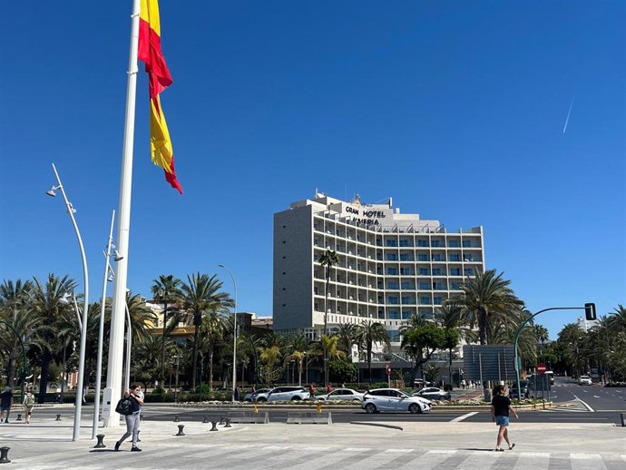 Archivo - Vista del Gran Hotel Almería desde el puerto.