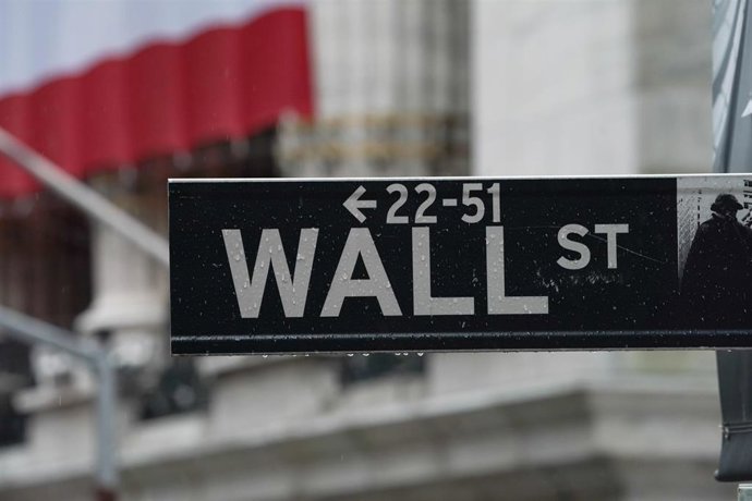 Archivo - Cartel de Wall Street.