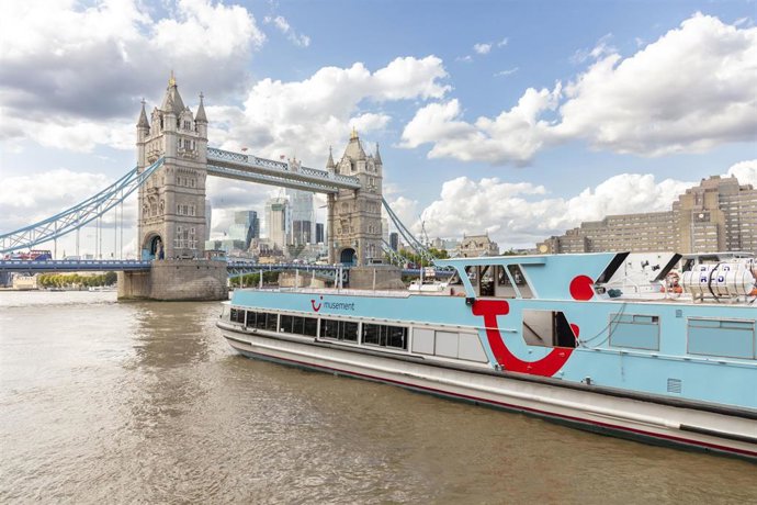 Barco por el río Támesis en Londres (Reino Unido)