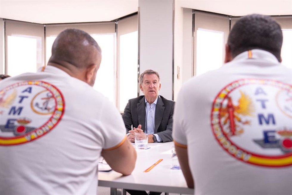 El presidente del PP, Alberto Núñez Feijóo, con representantes de la Asociación de Tropa y Marinería de España (ATME).