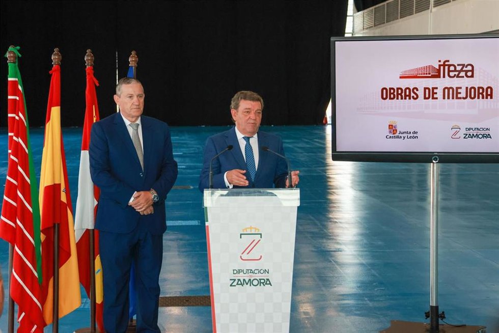 El consejero de la Presidencia, Luis Miguel González Gago, interviene en Ifeza junto al presidente de la Diputación de Zamora, Javier Faúndez.