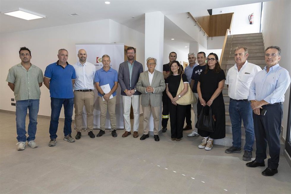 El presidente de la Diputación de Córdoba, Salvador Fuentes (centro), en su visita al Parque de Bomberos de Montoro.