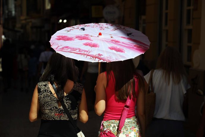 Archivo - Vecinos y visitantes de Málaga bajo los efectos de la segunda ola de calor. A 6 de julio de 2026 en Málaga (Andalucía, España).