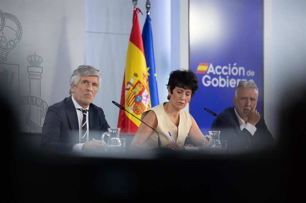 La portavoz del Gobierno y ministra de Inclusión, Seguridad Social y Migraciones, Elma Saiz, y el ministro de Política Territorial y Memoria Democrática, Ángel Víctor Torres, y el ministro del Interiorr en una rueda de prensa tras un Consejo de Ministros.