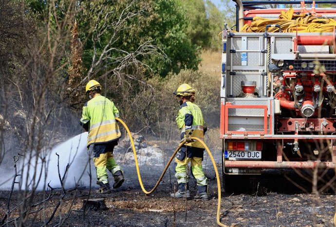 Diversos bombers treballen en les labors d'extinció, a 10 d'agost del 2026, a Castelló