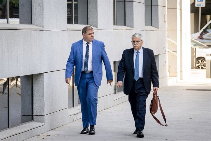 El expresidente de Correos y exjefe de gabinete de Pedro Sánchez en el PSOE, Juan Manuel Serrano (i), a su llegada a la Audiencia Nacional, a 18 de agosto de 2026, en Madrid (España).