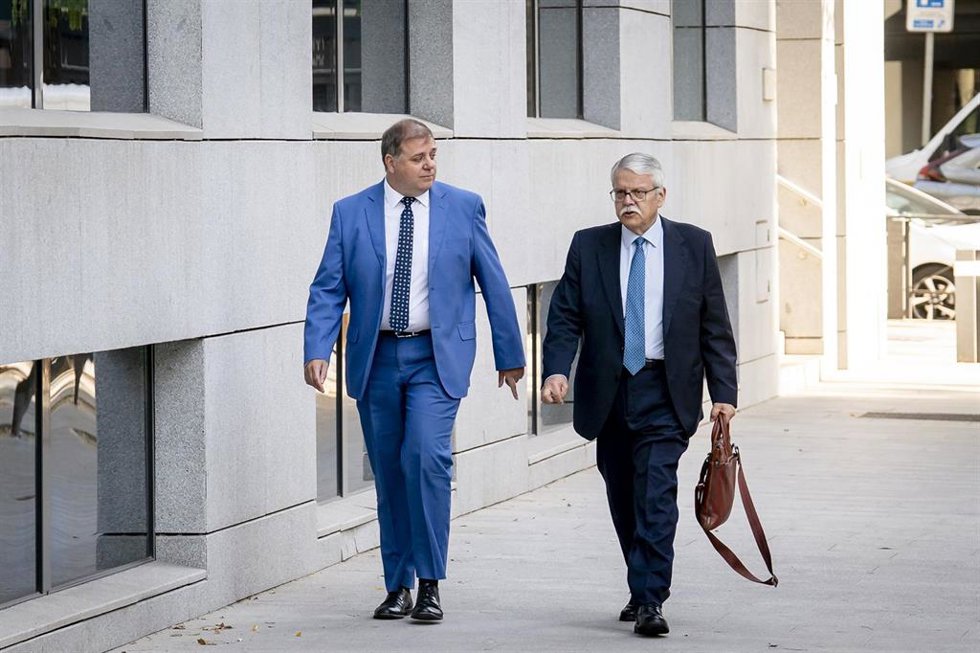 El expresidente de Correos y exjefe de gabinete de Pedro Sánchez en el PSOE, Juan Manuel Serrano (i), a su llegada a la Audiencia Nacional, a 18 de agosto de 2026, en Madrid (España).