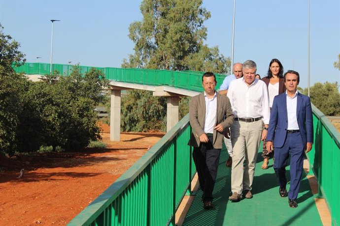 El consejero de Fomento, y Movilidad, Mario Muñoz-Atanet, en una visita en Mairena del Alcor (Sevilla)