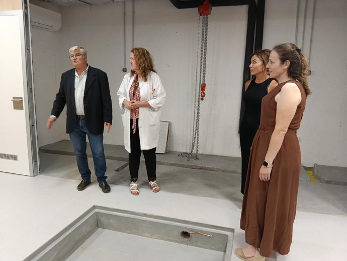 El gerente de Teruel, P. Eced, con la oncóloga radioterápica, M. Lanzuela; la directora de Enfermería del SALUD T., Clares, y la directora de Atención Hospitalaria del SALUD,  S. Guillén,  en el búnker de radioterapia