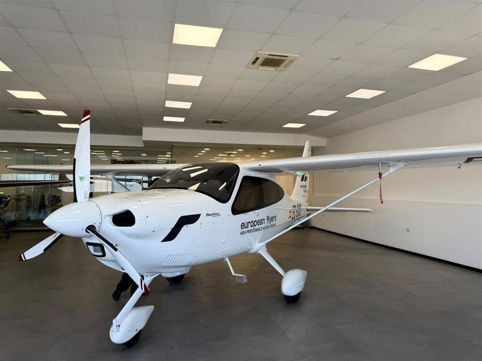 European Flyers recibe la primera de las 12 aeronaves Tecnam P2010 TDI para renovar su flota de formación.