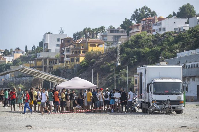 Decenas de personas hacen cola en la playa del Trampolín, a 31 de agosto de 2026, en Ceuta (España).