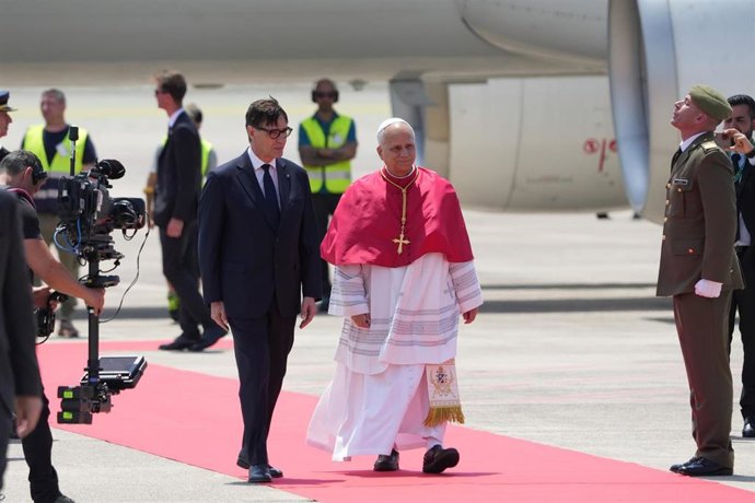 Archivo - El Papa León XIV (d) junto al presidente de la Generalitat, Salvador Illa (i), a su llegada al Aeropuerto Internacional Josep Tarradellas Barcelona-El Prat, a 9 de junio de 2026