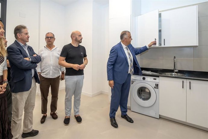 El consejero de Vivienda, Roberto Media, y el resto de autoridades supervisan una de las tres viviendas inauguradas en Laredo