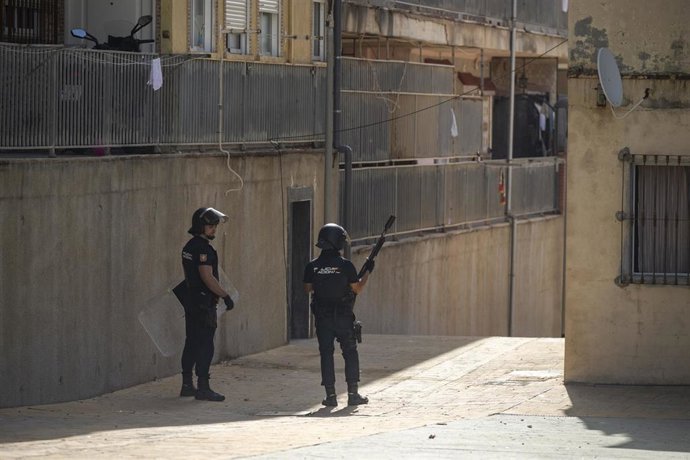 Agentes de la Policía Nacional desplegados en la Loma Colmenar, en Ceuta