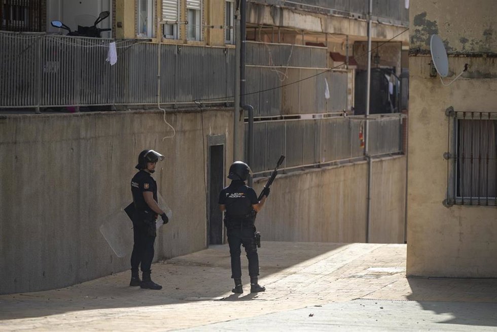 Agentes de la Policía Nacional desplegados en la Loma Colmenar, en Ceuta