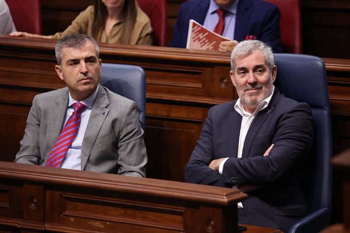 Archivo - El vicepresidente del Gobierno de Canarias, Manuel Domínguez, y el presidente, Fernando Clavijo, en un Pleno del Parlamento