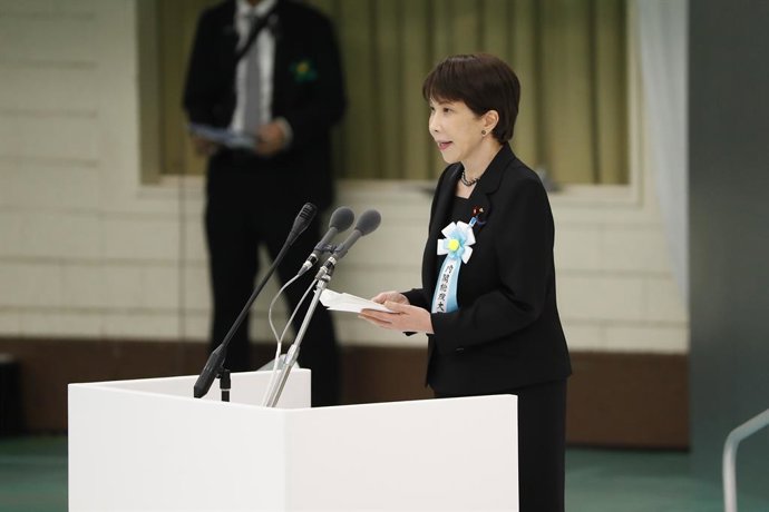 15 de agosto de 2026, Tóquio, Japão: A primeira-ministra japonesa SANAE TAKAICHI profere um discurso durante uma cerimônia em memória do 81º aniversário da rendição do Japão na Segunda Guerra Mundial, no Nippon Budokan, em Tóquio.