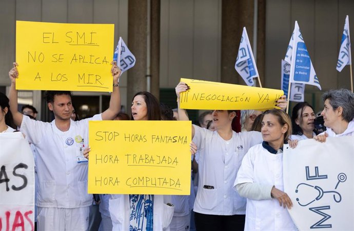 Archivo - Médicos y facultativos durante una concentración frente al Hospital de Móstoles, a 19 de mayo de 2026, en Móstoles, Madrid (España).