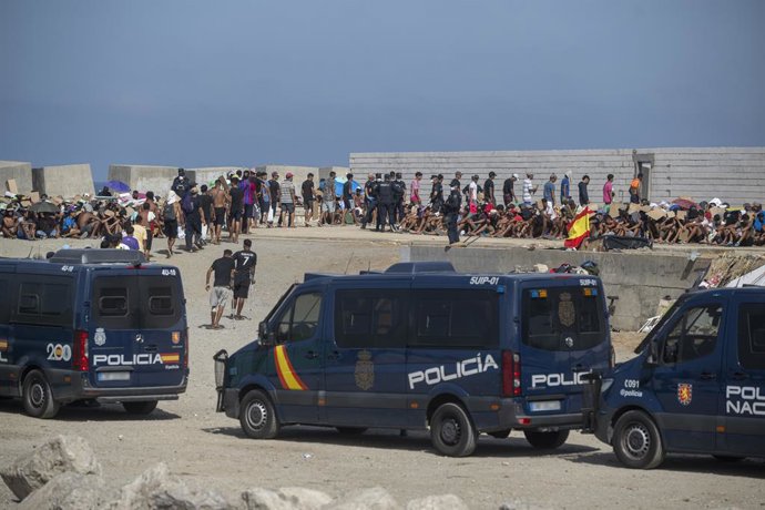 Desenes de migrants assentats de nou en la platja del Trampolí, a 31 d'agost del 2026, a Ceuta