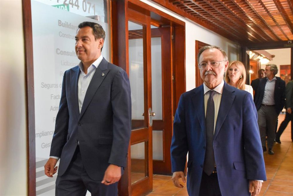 El presidente de la Junta de Andalucía, Juanma Moreno (i) y el presidente de Ceuta, Juan Jesús Vivas (d), el 20 de agosto de 2026 en la ciudad autónoma