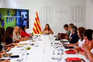 La consellera d'Educació de la Generalitat, Esther Niubó, es reuneix amb els sindicats CC.OO., UGT i Aspepc·Sps en el marc de la Comissió de desplegament i seguiment de l'acord educatiu, a 1 de setembre de 2026, a Barcelona