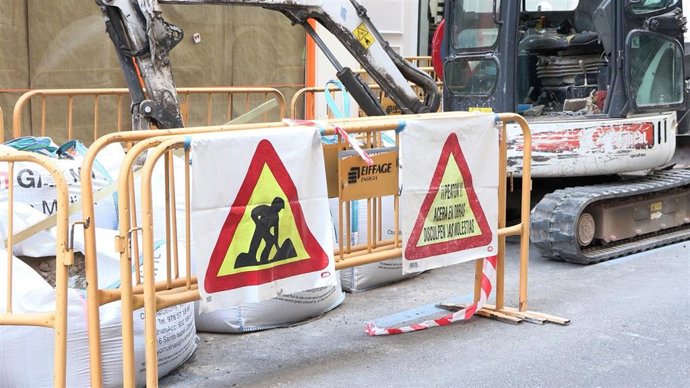 Archivo - Señalización de obras en la calle