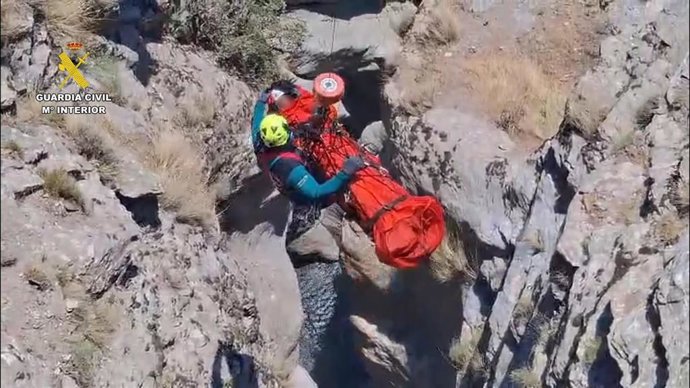 La Guardia Civil auxilia a 38 personas tras 28 rescates de montaña en Granada durante los meses de julio y agosto