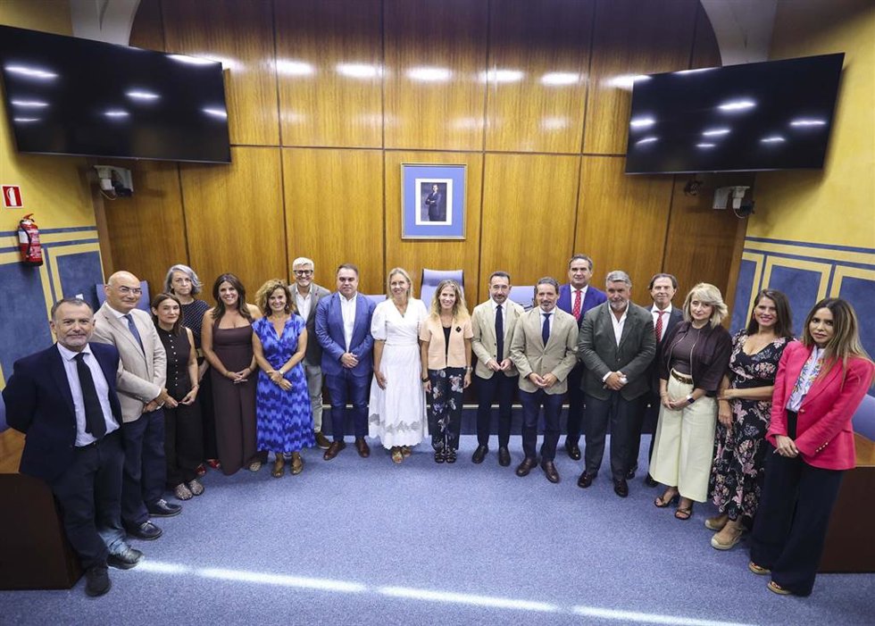 Foto de familia de la Comisión de Reglamento del Parlamento andaluz tras su constitución.
