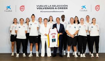 CaixaBank ha entregado la camiseta oficial del Mundial a la selección femenina de baloncesto.